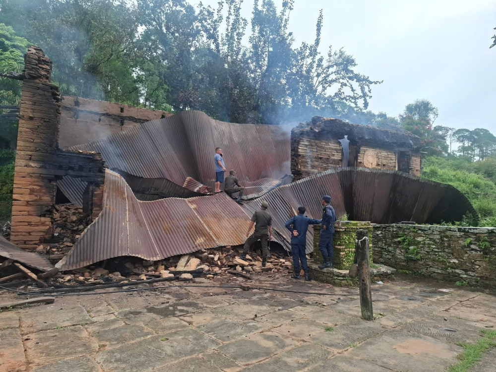 धादिङको ज्याम्रुङ दरबार क्षेत्रमा आगलागी